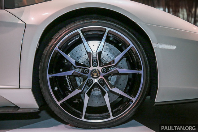 Một điểm nhấn mới mẻ khác của Aventador S LP740-4 nằm ở bộ lốp Pirelli P Zero "hàng thửa". Bộ lốp này giúp cải thiện khả năng điều khiển và tăng độ bám đường cũng như hiệu suất phanh. Lực hãm của xe bắt nguồn từ phanh gốm-carbon tiêu chuẩn, cho phép xe giảm tốc từ 100 km/h về vị trí đứng yên trên quãng đường 31 mét.