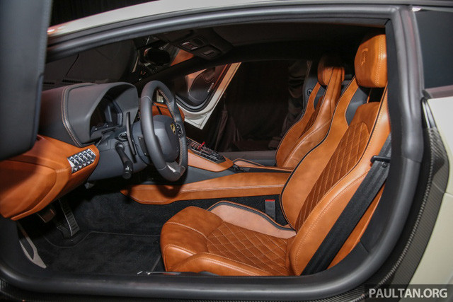 Đúng như tên gọi "LP740-4", Lamborghini Aventador S được trang bị động cơ V12, hút khí tự nhiên, dung tích 6,5 lít, sản sinh công suất tối đa lơn hơn 40 mã lực so với phiên bản thường. Như vậy, công suất tối đa của Lamborghini Aventador S LP740-4 được đẩy lên con số 740 mã lực.