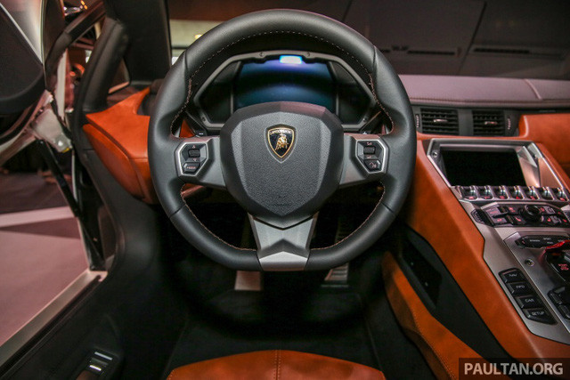 Bên trong khoang lái của siêu xe Lamborghini Aventador S LP740-4 có cụm đồng hồ kỹ thuật số mới. Bố cục của cụm đồng hồ sẽ thay đổi theo từng chế độ lái khác nhau. Ngoài ra, Aventador S LP740-4 còn hỗ trợ ứng dụng Apple CarPlay để kết nối với điện thoại thông minh.