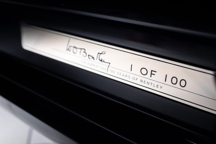 Bên ngoài, Bentley Mulsanne W.O. Edition hoàn toàn mới sẽ được sơn màu đen Onyx, chắn bùn có chữ ký của ông W.O. và nắp trục bánh riêng. Đó là chưa kể đến ốp bậc cửa có chữ ký của nhà sáng lập hãng Bentley và số thứ tự xuất xưởng của chiếc xe phiên bản đặc biệt kỷ niêm 100 năm.