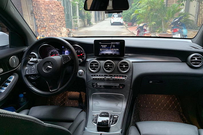 Bên trong nội thất, Mercedes-Benz GLC 300 gây ấn tượng mạnh với khoang nội thất sáng trọng, điểm nhấn của nội thất chính là bảng điều khiển liền khối cùng toàn bộ chất liệu cao cấp làm từ da, gỗ và hợp kim nhôm. Ghế người lái và hành khách phía trước điều chỉnh điện, bộ nhớ 3 vị trí cho ghế trước, tay lái và gương chiếu hậu bên ngoài...