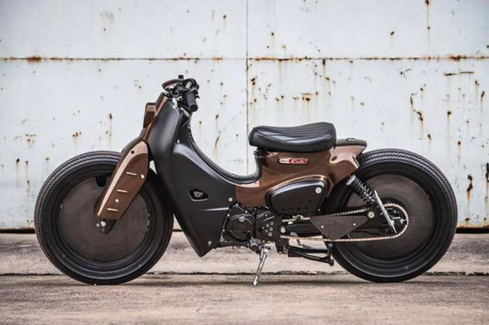 Với hơn 100 triệu chiếc xe được bán ra kể từ trước tới nay, mẫu xe máy Honda Super Cub đã trở nên nổi tiếng trên toàn cầu. Không chỉ là phương tiện đi lại bình thường, đối với nhiều người yêu xe, Cub còn là một nét văn hóa, đồng thời cũng là "phương tiện" để họ thể hiện cá tính với các bản độ độc đáo.