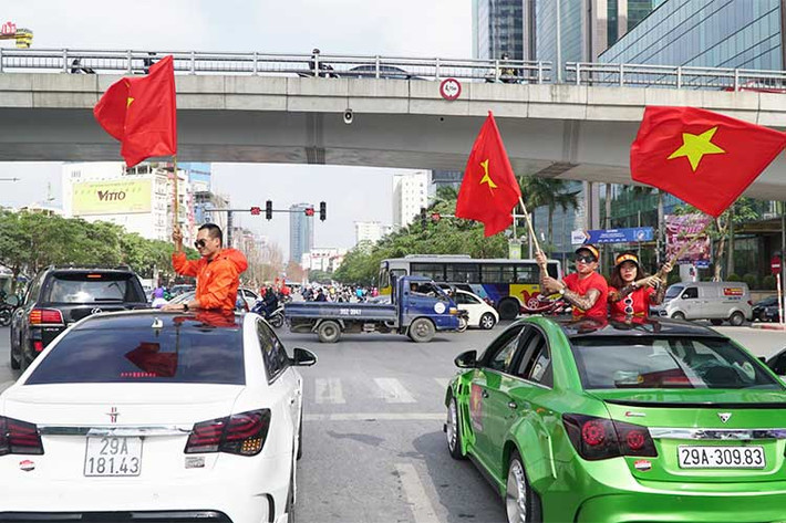 Mặc dù tham gia diễu hành khá đông, gần 30 chiếc xe Chevrolet Cruze và những người bạn đồng hành bằng xe máy... tuy nhiên đoàn vẫn luôn tuân thủ đầy đủ luật lệ giao thông, đi đúng hàng và... không vượt đèn đỏ.