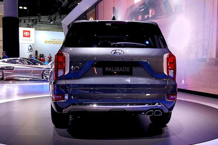 Palisade có kích thước của xe to hơn cả SantaFe XL trước đó với thông số 4.980 x 1.976 x 1.775 mm tương ứng với chiều dài x rộng x cao. Xe sở hữu thiết kế khí động học với chỉ số cản gió ấn tượng 0,33 - các chi tiết như góc nghiêng cột A, cánh gió phía sau và khu vực làm mát đầu xe đều được tối ưu để phục vụ mục đích này.