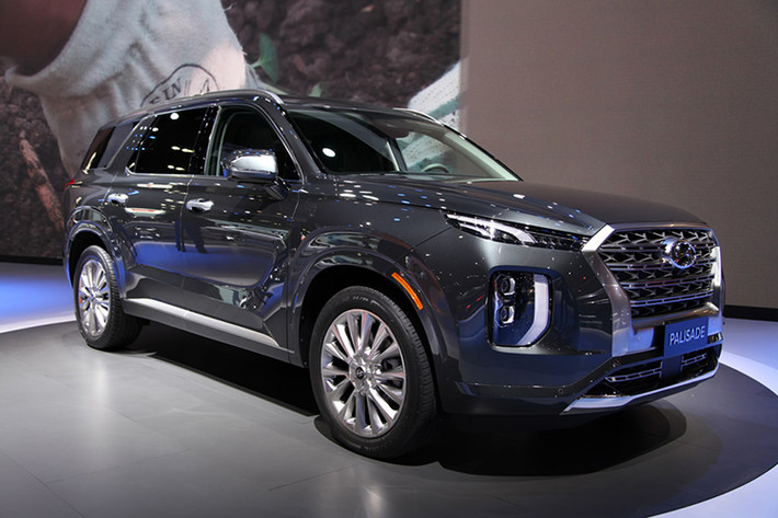 Hồi đầu tháng 12/2018 vừa qua, mẫu xe SUV Hyundai Palisade 2020 mới đã chính thức được giới thiệu với khách hàng ở thị trường quê nhà Hàn Quốc. Tuy nhiên, chỉ trong ngày đầu tiên nhận đặt cọc, hãng Hyundai đã được 3.468 khách hàng tìm đến để "xếp hàng" mua Palisade 2020.