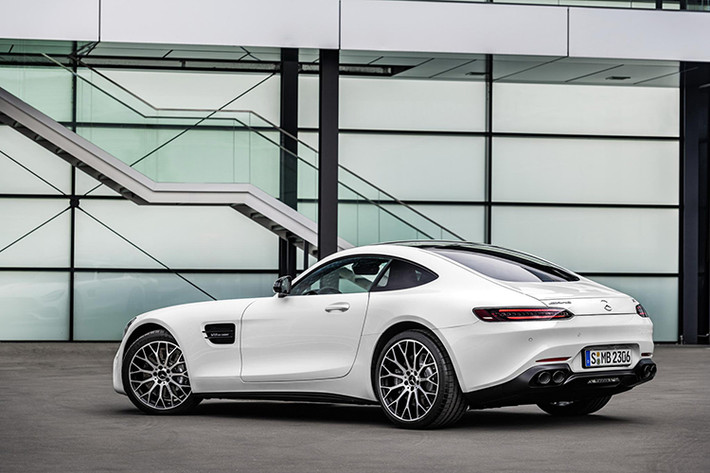Hệ thống hệ thống lái trục sau AMG (trên GT C), keyless-go, hệ thống âm thanh vòm Burmester. Cửa sổ trời toàn cảnh (chỉ dành cho Coupe), gói hỗ trợ lái xe có giá (2.212 USD) bao gồm cảnh báo điểm mù, hỗ trợ giữ làn đường,...