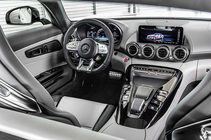 Ngoài ra, Mercedes-AMG còn cung cấp các gói trang bị khác gồm: “AMG Night” và “AMG Chrome” với chi phí thấp hơn cho người sử dụng.