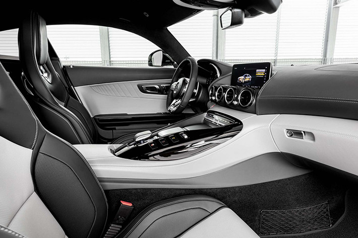 Phiên bản Mercedes-AMG GT S Coupe và GT S Roadster cho công suất tối đa 514 mã lực + 670Nm, và 2 bản GT C Coupe và GT C Roadster cho công suất tối đa 550 mã lực + 680Nm.