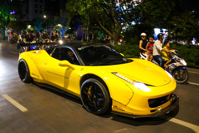 Trước khi được độ theo phong cách Liberty Walk này, chiếc siêu xe Ferrari 458 Italia màu vàng đã được chủ nhân trang bị body kit của hãng độ Novitec với các điểm nhấn như cánh lướt gió phía trước/sau và bên hông xe bằng chất liệu sợi carbon. Ngoài ra, còn có la-zăng của hãng độ Vossen.