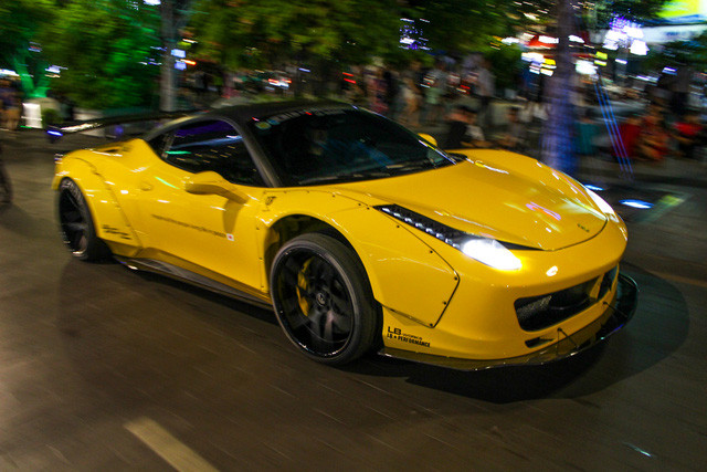 Được biết, để khoác lên mình bộ bodykit độ Liberty Walk "hàng thửa này", chiếc siêu xe Ferrari 458 Italia tại Việt Nam này đã được những người thợ Nhật cắt bỏ đi những phần thừa ở các vòm bánh xe, sau đó, các vòm bánh xe độ được đưa lên và cố định bằng các đinh tán.