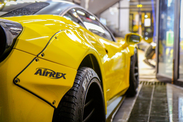 Trên xe, ngoài la-zăng Forgiato đi kèm là lốp kích thước "khủng" của Pirelli còn có "khẩu pháo" FI. Chi phí cho quá trình độ này ước tính không dưới 1 tỷ đồng. Ngoài ra còn có một cánh gió "khủng" bằng sợi carbon được gắn phía đuôi xe, thêm các cánh lướt gió cỡ lớn bằng sợi carbon ở phía trước, bên hông và đuôi xe nhằm đảm bảo tính khí động học.