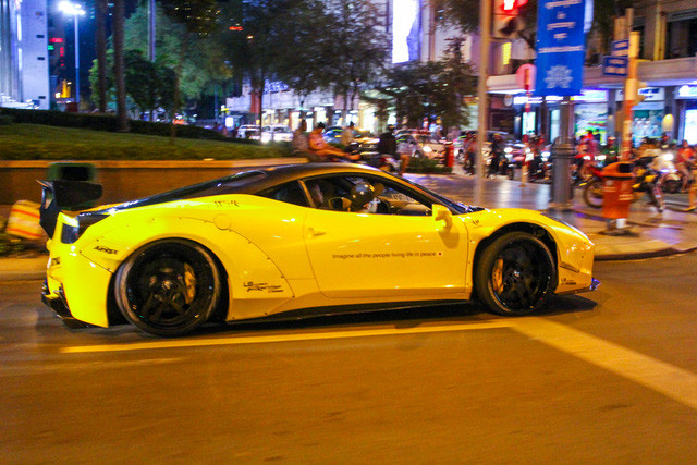 Nguyên bản Ferrari 458 Italia sử dụng động cơ V8, dung tích 4.5 lít, sản sinh công suất tối đa 570 mã lực và mô-men xoắn cực đại 540 Nm. Kết hợp cùng hộp số ly hợp kép 7 cấp, siêu xe Ferrari 458 Italia mất 3,4 giây để tăng tốc từ 0-100 km/h trước khi đạt tốc độ tối đa khoảng 325 km/h.