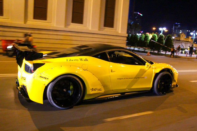 Ngay sau khi hoàn thành bản độ, những người thợ Nhật đã lái chiếc Ferrari 458 Italia độ Liberty Walk đầu tiên tại Việt Nam đi dạo trên các con phố trung tâm quận 1. Khi chạy trên các con phố trung tâm Sài Gòn, chiếc siêu xe Ferrari 458 Italia độ Liberty Walk thu hút hàng trăm sự chú ý của người đi đường cũng như các bạn trẻ dạo chơi tại đây.