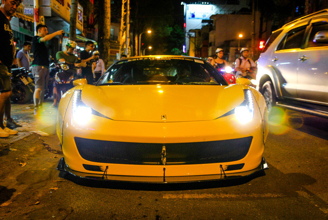 Vào tối ngày 29/6/2017 vừa qua, chiếc siêu xe Ferrari 458 Italia độ Liberty Walk đầu tiên tại Việt Nam đã chính thức xuất xưởng. Như vậy, chỉ sau hơn 2 ngày thi công - ông Wataru Kato, CEO của hãng độ Liberty Walk cùng những cộng sự của mình đã hoàn thành bản độ cho chiếc Ferrari 458 Italia tại thị trường Việt Nam.