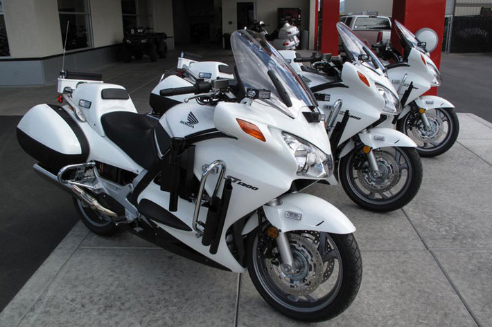 Nhỏ gọn hơn Honda Gold Wing 1800, nhưng nhờ động cơ mạnh mẽ, nó dường như đã tạo nên một tiêu chuẩn mới trong phân khúc trên 1.000cc với các ưu điểm như nhẹ nhàng, linh hoạt.