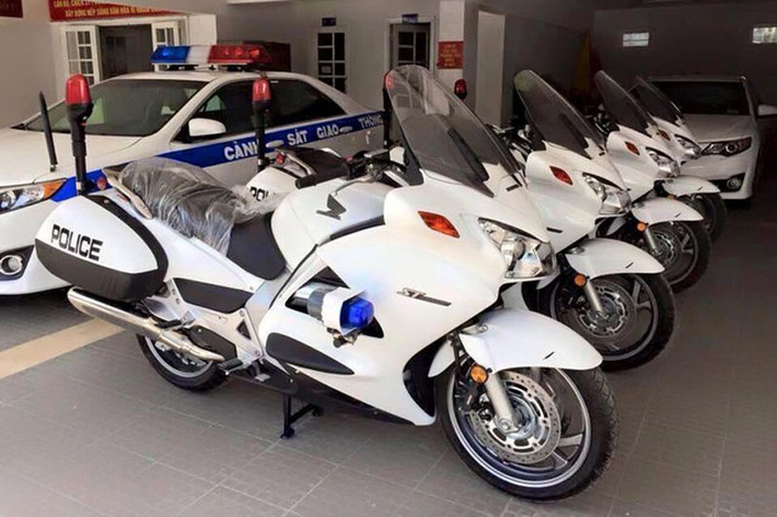 Dàn xe 4 chiếc Honda ST 1300 bên trong trụ sở của CSGT Đà Nẵng.