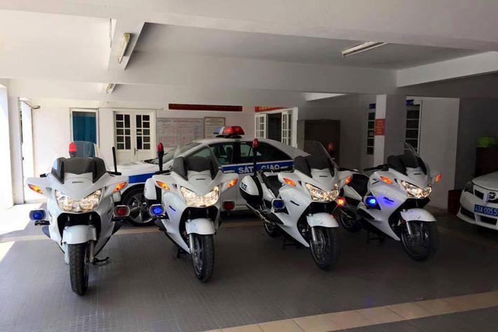 Trên các xe mô tô đặc chủng này đều được trang bị bộ đèn quay còi hú chuyên dụng đời mới nhất, được lắp ráp đồng bộ theo xe.