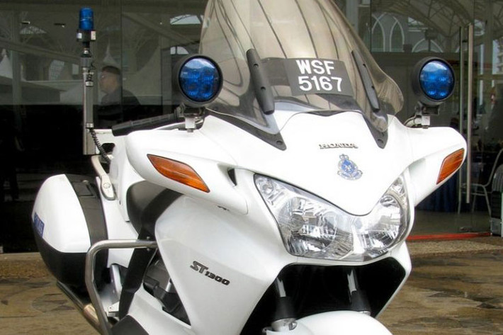 Đầu của Honda ST1300 khá lớn, hai xi nhna được tích hợp ngay trên gương chiếu hậu, đi kèm cụm đèn báo được lắp thêm phía trên.
