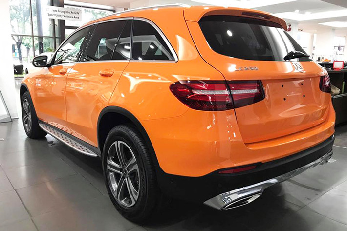 Trên mẫu GLC 250 4MATIC sở hữu màu cam độc đáo tại Hà Nội này, xe được trang bị mâm hợp kim nhôm cỡ lớn kích thước 18 inch. Bên cạnh đó, xe còn được trang bị những tấm ốp mạ chrome, vòm bánh tối màu, bậc lên xuống và giá để hành lý trên nóc xe bằng hợp kim nhôm đậm chất SUV...