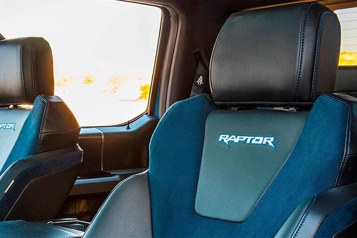 Về nội thất, xe được trang bị bộ ghế thể thao hiệu Recaro mới kết hợp với da, vải Alcantara và đường chỉ khâu nổi bật lấy cảm hứng từ siêu xe Ford GT. Ford F-150 Raptor 2019 có các màu sơn ngoại thất mới như: 2 màu Xanh Dương (Ford Performance Blue & Velocity Blue), Đen (Agate Black) với tấm ốp thùng sau - An appliqué mới.