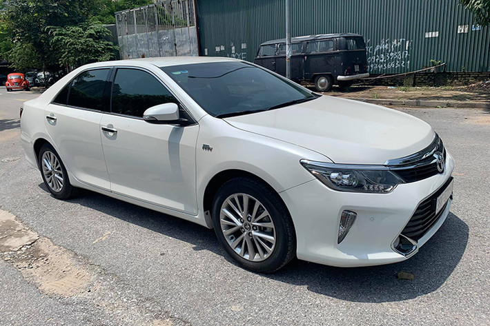Mẫu xe Toyota Camry 2018 trong bài viết này là phiên bản nâng cấp được Toyota Việt Nam (TMV) tung ra thị trường vào khoảng tháng 3 năm ngoái với tùy chọn màu sơn 'Trắng ngọc trai'. Đây cũng là phiên bản lắp ráp CKD cuối cùng sau khi hãng tung ra sản phẩm hoàn toàn mới được nhập khẩu nguyên chiếc từ Thái Lan hồi đầu năm 2019 này.