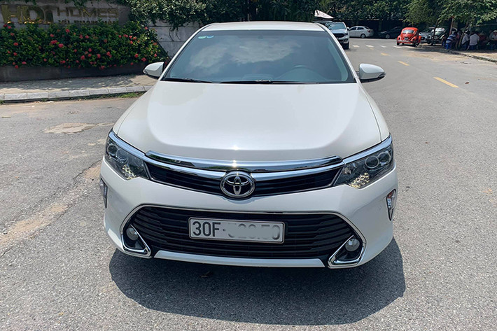 Theo chủ nhân của chiếc xe sedan Toyota Camry chạy lướt này, đây là phiên bản 2.5 Q cao cấp nhất và mới chỉ lăn bánh được 8800km. Ngoại thất xe với đèn chiếu gần LED dạng bóng chiếu thay cho đèn dạng HID ở phiên bản trước giúp tiết kiệm năng lượng, tăng vẻ hiện đại của chiếc xe và tăng cường hiệu quả chiếu sáng.