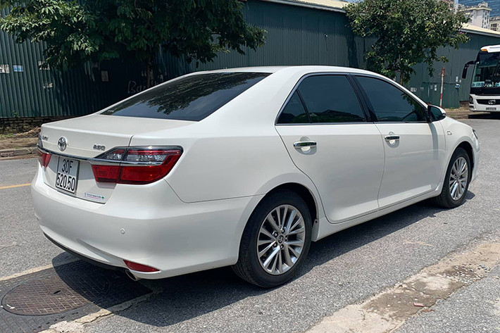 Ngoài ra Camry 2018 còn trang bị cảm biến lùi, hệ thống kiểm soát lực kéo TRC, hệ thống hỗ trợ khởi hành ngang dốc HAC, hệ thống chống bó cứng phanh ABS, phân phối lực phanh điện tử EBD, hỗ trợ lực phanh khẩn cấp BA, cân bằng điện tử VSC, móc cài ghế trẻ em.