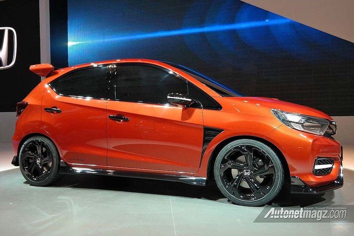 Dù là xe concept mới nhưng hatchback Honda Small RS lại có những chi tiết thiết kế khá quen thuộc. Qua những hình ảnh tại triển lãm IIMS 2018, có thể thấy Honda Small RS mới sở hữu đầu xe tương tự Mobilio phiên bản nâng cấp đã ra mắt thị trường Indonesia vào tháng 1/2017.