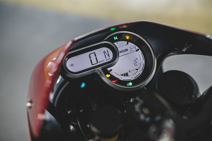 Cung cấp cho chiếc xe một bộ fairing hoàn toàn mới, bao bọc cụm đèn pha tròn đặc trưng nhưng hoàn toàn khác lạ. Đồng hồ của Scrambler 1100 có thiết kế đồng hồ hình oval nhỏ hiển thị tốc độ, cấp số, báo chống nghiêng v.v… Bảng đồng hồ chính hình tròn hiên thị vòng tua, chế độ lái, trip, odometer, xăng v.v….
