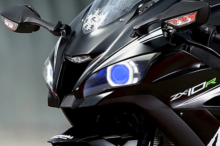 Về ngoại hình, Ninja ZX-10RR có thiết kế gần như không thay đổi so với phiên bản thường, ngoại trừ ốp yên solo thay cho vị trí yên của người ngồi sau. Chiếc xe sẽ được bán với tông màu đen mờ mạnh mẽ, cùng dàn áo đi tem theo phong cách mẫu xe đua ZX-10R phiên bản thử nghiệm mùa đông Winter Test của đội đua Kawasaki Racing Team tại giải WSBK.
