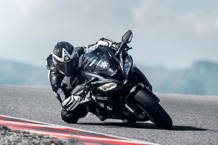 Giống như những siêu môtô khác, Ninja ZX-10RR cũng được tích hợp hàng loạt các công nghệ trợ giúp như hệ thống sang số nhanh Kawasaki Quick Shifter (KQS), chống trượt Sport-Kawasaki (S-KTRC) 5 chế độ, hệ thống kiểm soát phanh động cơ (KEBC), hệ thống điều khiển lực kéo, hỗ trợ đề pa, ABS điều chỉnh trong cua...