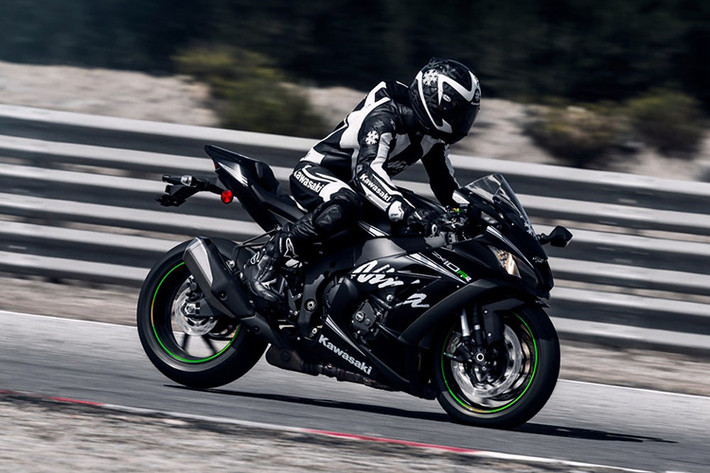Mới đây, hãng xe máy Kawasaki vừa công bố thông tin chính thức về mẫu siêu môtô Kawasaki ZX-10RR phiên bản 2018. Xe được phát triển từ "người anh em" ZX-10R nhưng được định hướng phát triển thành xe đua đường phố với động cơ 3 xy-lanh, trọng lượng nhẹ hơn nhiều.
