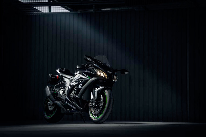 Tại Malaysia, giá Kawasaki ZX-10RR phiên bản 2018 dự kiến sẽ không thay đổi, vẫn giữ ở mức 2,19 triệu Rupee (tương đương khoảng 760 triệu đồng). Tại Việt Nam, Kawasaki ZX-10RR lần đầu tiên từng được ra mắt tại triển lãm xe máy Việt Nam vào đầu tháng 5/2017 với giá 649 triệu - cao hơn chiếc ZX-10R bản thường đúng 100 triệu đồng.