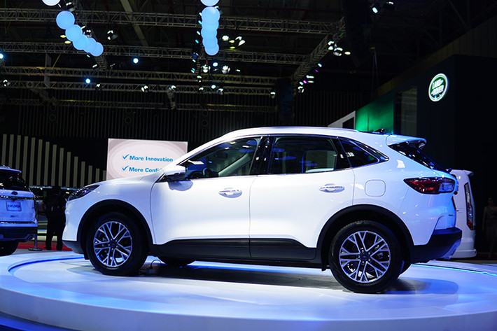 Mẫu xe Ford Escape 2020 thế hệ thứ 4 hoàn toàn mới có nhiều thay đổi mạnh mẽ về kiểu dáng thiết kế nội ngoại thất, trang bị nhiều công nghệ an toàn và hỗ trợ lái mới. Xe sở hữu chiều dài 4.585 mm, rộng 1.882 mm, cao 1.742 mm và chiều dài cơ sở 2.710 mm. So với phiên bản cũ, kích thước của Ford Escape 2020 đã tăng đáng kể nhưng trọng lượng lại giảm 90 kg nhờ cơ sở gầm bệ toàn cầu C2 mới.