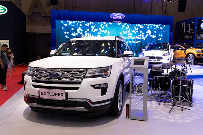 Bước vào gian trưng bày của Ford tại VMS 2019, hai bản bán tải đang dẫn đầu thị trường là Ranger và Raptor cũng góp mặt. Với thiết kế mạnh mẽ “Built Ford Tough", khả năng vận hành bền bỉ, an toàn, trang bị tiện nghi, động cơ Bi-Turbo và hộp số 10 cấp, Ford Ranger đã không để đối thủ nào qua mặt trong nhiều năm. Sau 3 quý năm 2019, Ford đã bán được hơn 9.000 xe Ranger và Raptor, tăng 134% so với cùng kỳ năm ngoái.