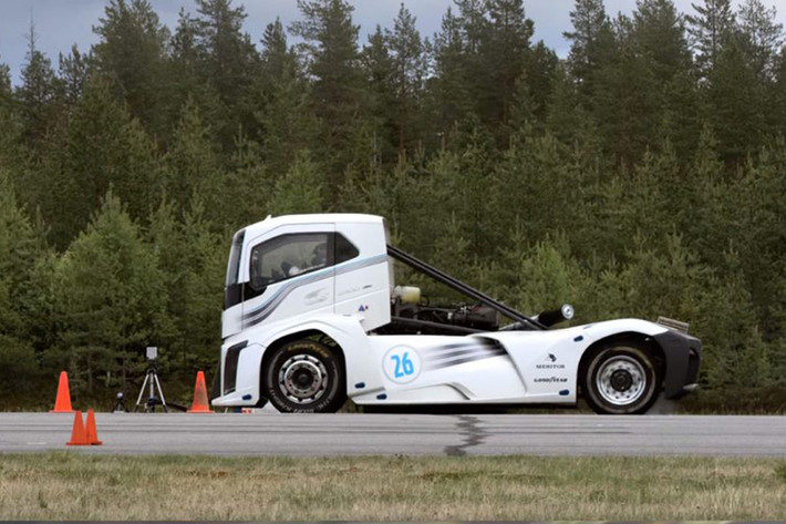 Trước Iron Knight, Volvo đã từng chế tạo ra nhiều mẫu xe tải khác chỉ để phục vụ mục tiêu phá kỷ lục tốc độ thế giới. Ví dụ điển hình trong số đó là chiếc Wild Viking khi phá kỷ lục hạng mục 1.000 m vào năm 2007 với tốc độ trung bình 158,8 km/h.