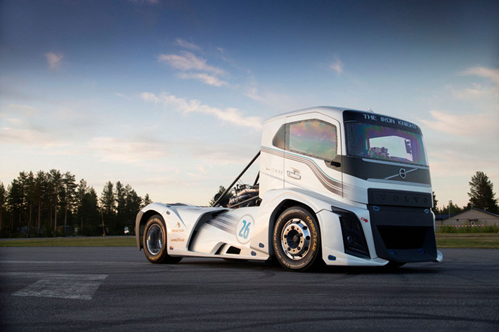 Iron Knight là loại xe tải đầu kéo có trọng lượng 4,5 tấn, nó được hãng xe Volvo trang bị cho một động cơ dầu với dung tích 13 lít tăng áp, với công suất lên đến 2.400 mã lực và sở hữu sức kéo 5.999 Nm.