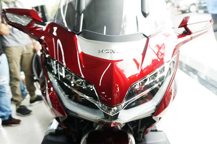 Trên phiên bản mới này, Honda Goldwing không chỉ gây ấn tượng bởi sự mạnh mẽ mà nó còn gọn và nhẹ hơn so với thế hệ trước đây. Phần đầu của xe được trang bị hệ thống chiếu sáng bằng đèn full led dạng "mắt xếch", giúp tăng cường khả năng chiếu sáng phục vụ những chuyến đi xa. Xi nhan trước dạng led được tích hợp trên gương chiếu hậu.