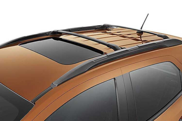 Phần thân xe của EcoSport Storm 2018 mới được trang trí bằng bộ decal sọc đơn giản nhưng mạnh mẽ, trong khi xung quanh thân có các tấm ốp nhựa lớn hơn. Bên cạnh đó, thiết kế mâm xe cũng mang màu đen hoàn toàn.