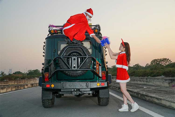 Lốp của chiếc xe UAZ độ khủng này không thay đổi, vẫn sử dụng bộ mâm cỡ 16 inch nhưng kích thước lốp lớn, có thông số mới là 265/75. Cùng với đó bộ mâm chân nhện khiến chiếc xe trông khá khỏe khoắn.