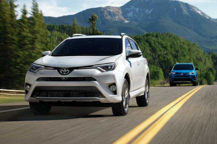 Trong nhiều năm, RAV4 liên tục nằm trong số những chiếc SUV đứng đầu danh sách tiết kiệm nhiên liệu. Xe có cabin cách âm tốt, có nhiều tính năng an toàn tiên tiến. Khối động cơ 2.5 lít, 4 xy-lanh và hộp số tự động 6 cấp đem lại mức tiêu hao nhiên liệu trung bình 11,8 lít/100 km đối với phiên bản AWD. Phiên bản hybrid đạt 9,1 lít/100 km.