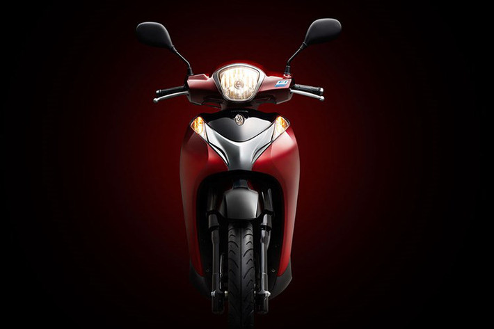 Bên cạnh hai mẫu xe tay ga SH và AirBlade, Honda SH Mode cũng sẽ có mức giá mới - tăng từ 51 triệu lên 63 triệu đồng, tăng 12 triệu đồng. Xe được trang bị bình xăng 5,5 lít, sàn để chân rộng và phẳng, móc treo đồ thuận lợi, ổ khóa từ đa năng, gác chân sau linh hoạt có thể gấp gọn gàng, hệ thống phanh kết hợp tiên tiến với 3 pít – tông thủy lực...