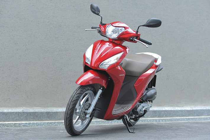 Cuối cùng là mẫu xe tay ga cỡ nhỏ Honda Vision. Xe sẽ tăng từ 29,9 triệu đồng lên 36,6 triệu đồng, tăng 6,7 triệu đồng so với trước đây. Yamaha Janus từ 26,2 triệu lên 28 triệu đồng, tăng 1,8 triệu đồng. Honda Vision nặng 99 kg, kích thước 1.863 x 686 x 1.088 mm, khoảng cách trục là 1.256 mm, yên cao 750 mm khá phù hợp với người dùng nữ.
