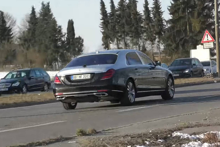 Thân xe 2 tông màu đã được hãng xe sang Mercedes sơn tới 2 lớp bóng một cách thủ công, để khiến lớp sơn tối màu có độ sâu và sáng hơn. Phong cách đi màu ngoại thất này khiến ta dễ dàng liên tưởng tới những chiếc xe siêu sang Rolls-Royce. Ở ảnh thực tế, các chi tiết viền kim loại được gia công sắc sảo và nổi bật trên nền sơn đen.