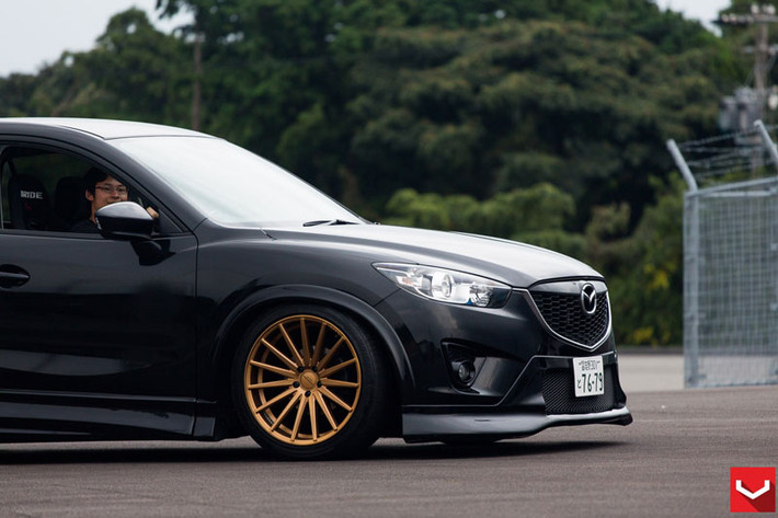 Nhiều người sẽ tưởng rằng đây là một mẫu hatchback. Tuy nhiên, khả năng hoạt động của xe sẽ không bị ảnh hưởng nhiều vì chỉ với một nút bấm, xe sẽ trở lại trạng thái “gầm cao máy thoáng” dễ dàng.