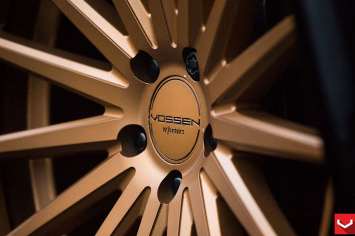 Không thể không nhắc tới bộ vành màu vàng đồng VFS2 20 chấu của Vossen Wheels. Màu vàng đồng của bánh xe mang lại sự tương phản rất nổi bật với màu đen bóng của thân xe.