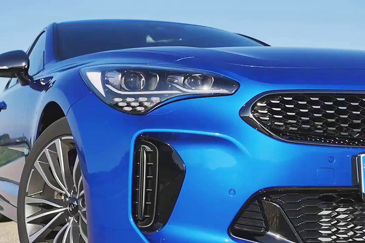 Mẫu xe ôtô Kia Stinger 2018 mới đầu tiên của thương hiệu xe hơi Hàn Quốc từng được vén màn tại triển lãm Detroit diễn ra tại Mỹ hồi đầu năm 2017. Đây được xem là mẫu xe đánh dấu bước ngoặc lớn trong lịch sử phát triển của nhà sản xuất ôtô của Kia với sự đột phá mới trong thiết kế, trang bị tiện nghi và khả năng vận hành, hướng đến sự sang trọng.