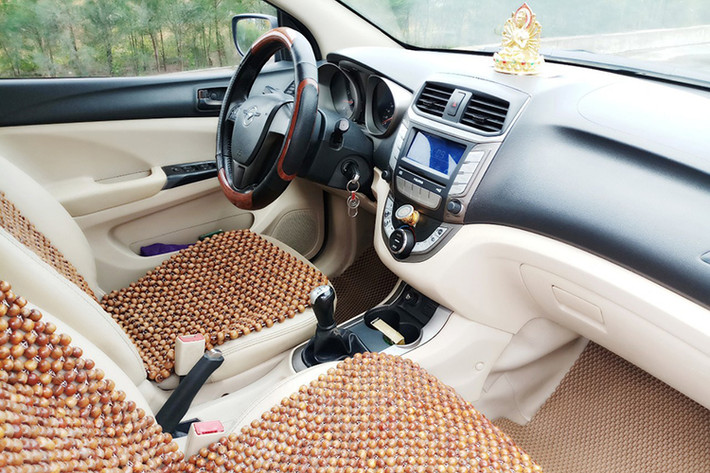 Về nội thất, Haima M3 1.5 CVT có thiết kế khá nhẹ nhàng và tối giản tới mức có thể. Ghế bọc nỉ hoặc da tùy từng phiên bản. Hàng ghế sau của chiếc sedan có thể gập lại, tăng dung tích khoang chứa hành lý từ 450 lít lên con số lớn hơn. Hệ thống giải trí chỉ dừng lại ở đầu đĩa CD – MP3 – FM – AM, hệ thống âm thanh 4 – 6 loa.