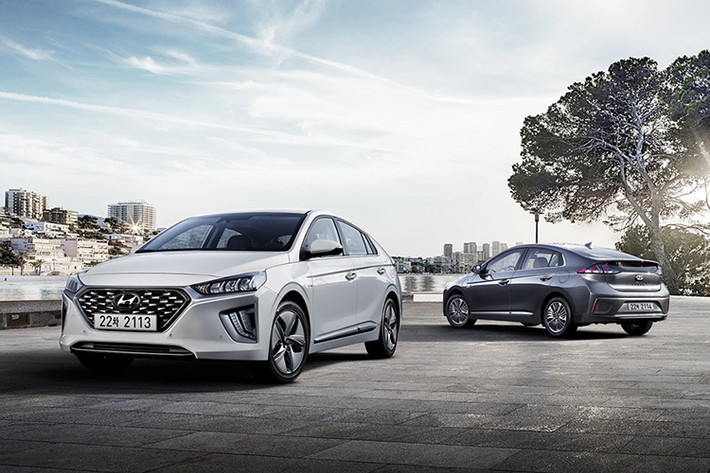 Sau 3 năm có mặt trên thị trường, dòng xe ôtô điện Hyundai Ioniq đã đạt mốc doanh số hơn 60.000 chiếc được bán ra, bao gồm cả phiên bản hybrid, PHEV (plug in hybrid) và xe điện. Hãng xe Hàn vừa tung ra bản nâng cấp giữa vòng đời của Ioniq tại thị trường nội địa với một số thay đổi về ngoại hình và công nghệ bên trong.