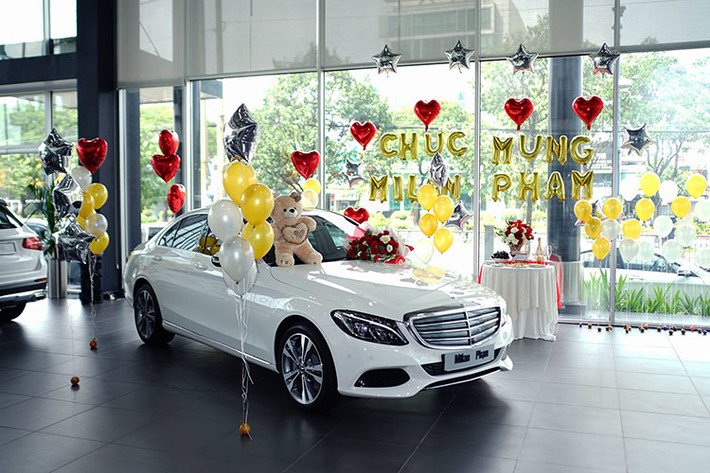 Mẫu sedan hạng sang tầm trung Mercedes-Benz C250 Exclusive có kích thước cơ bản gồm chiều dài tổng thể 4.686 mm, chiều rộng 1.810 mm, chiều cao 1.442 mm và chiều dài cơ sở 2.840 mm. Đây cũng là chiếc xe mà cặp đôi diễn viên đình đám Trường Giang và Nhã Phương tậu về vào hồi tháng 5/2017.